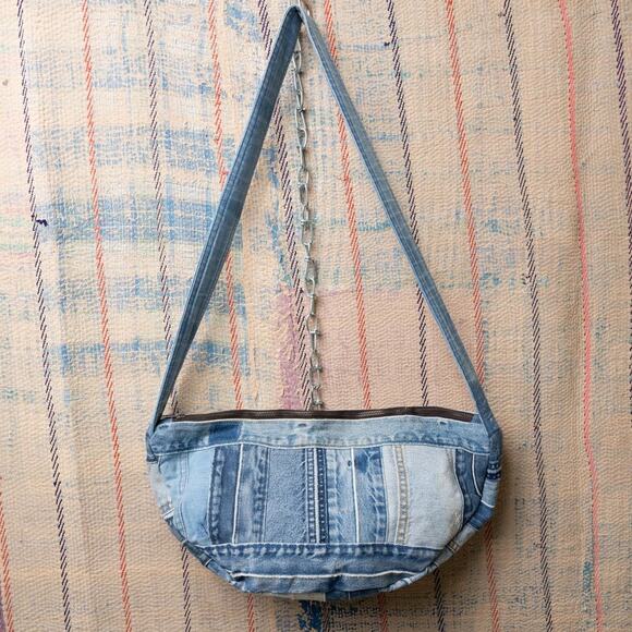 Upcycled handmade carhartt denim crescent bag - Picture 5 of 6